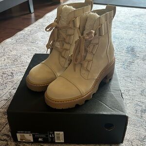 New with box. Sorel Joan Now LACE COZY boot.
